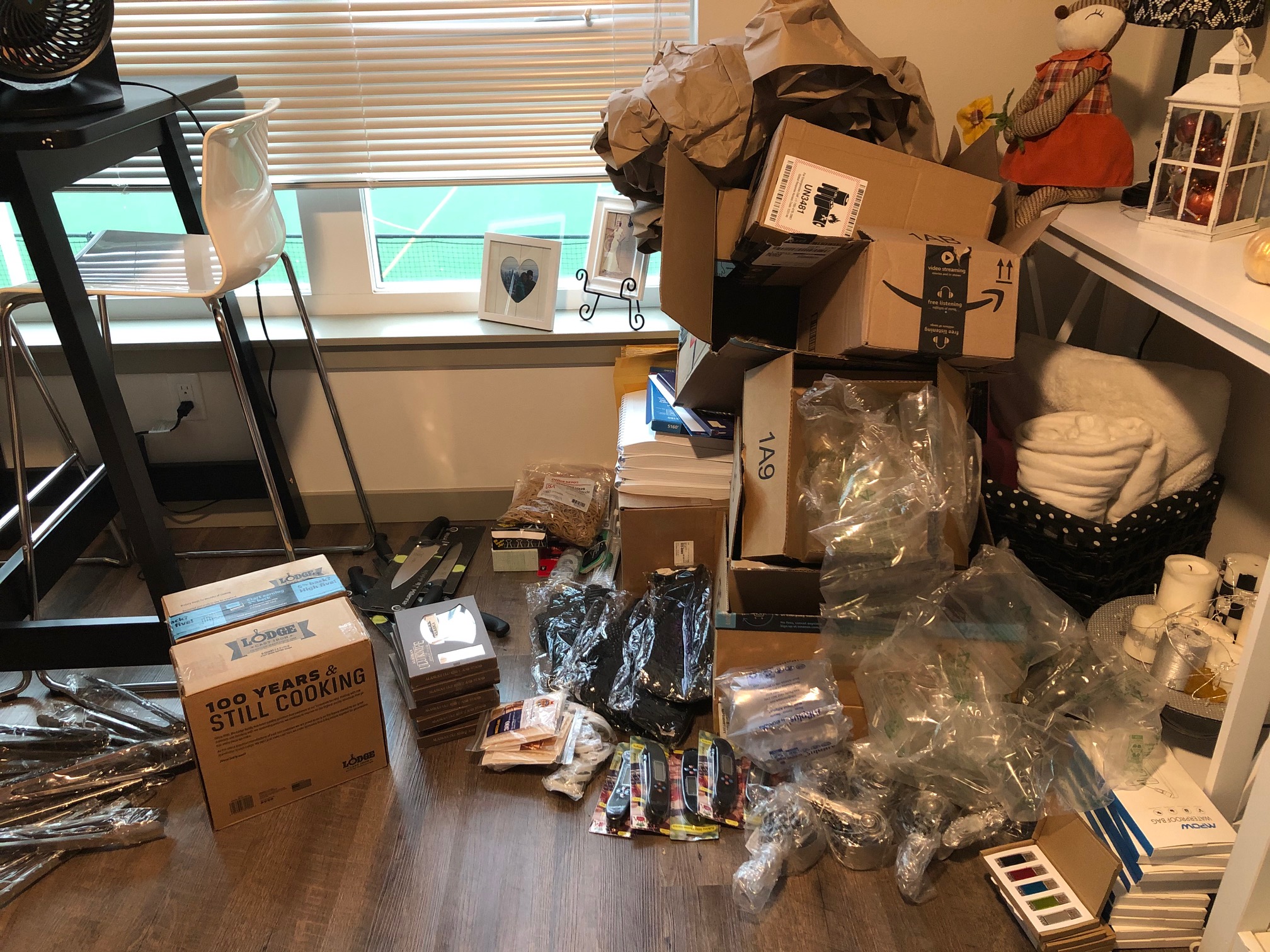 A cluttered space with lots of moving bozes